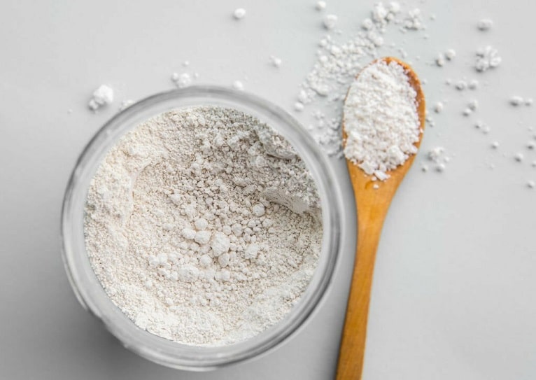 spread diatomaceous earth with spoon